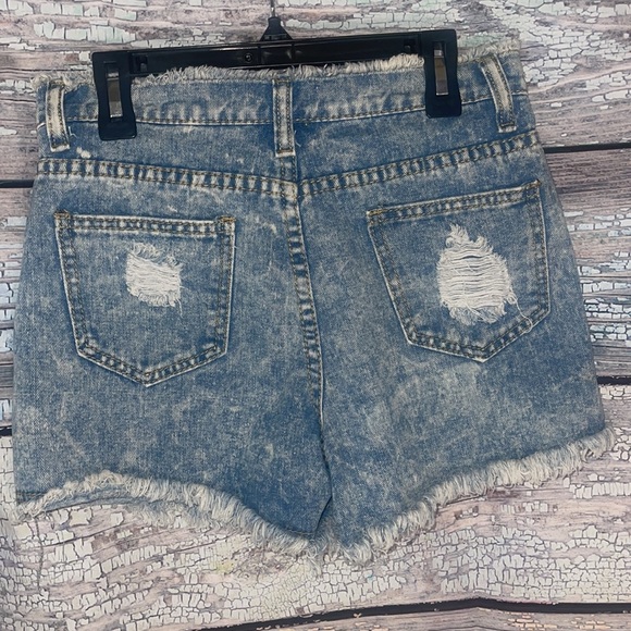 3️⃣/$15! Distressed, light wash denim shorts - Picture 4 of 7